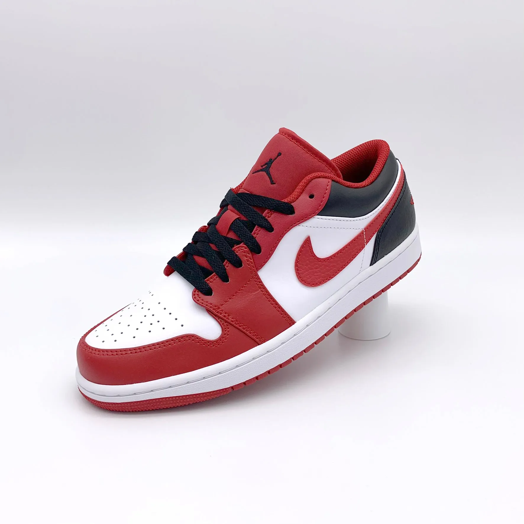 Jordan 1 Low Bulls